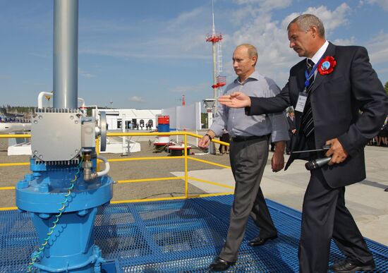 Putin opens Russian section of oil-export route to China