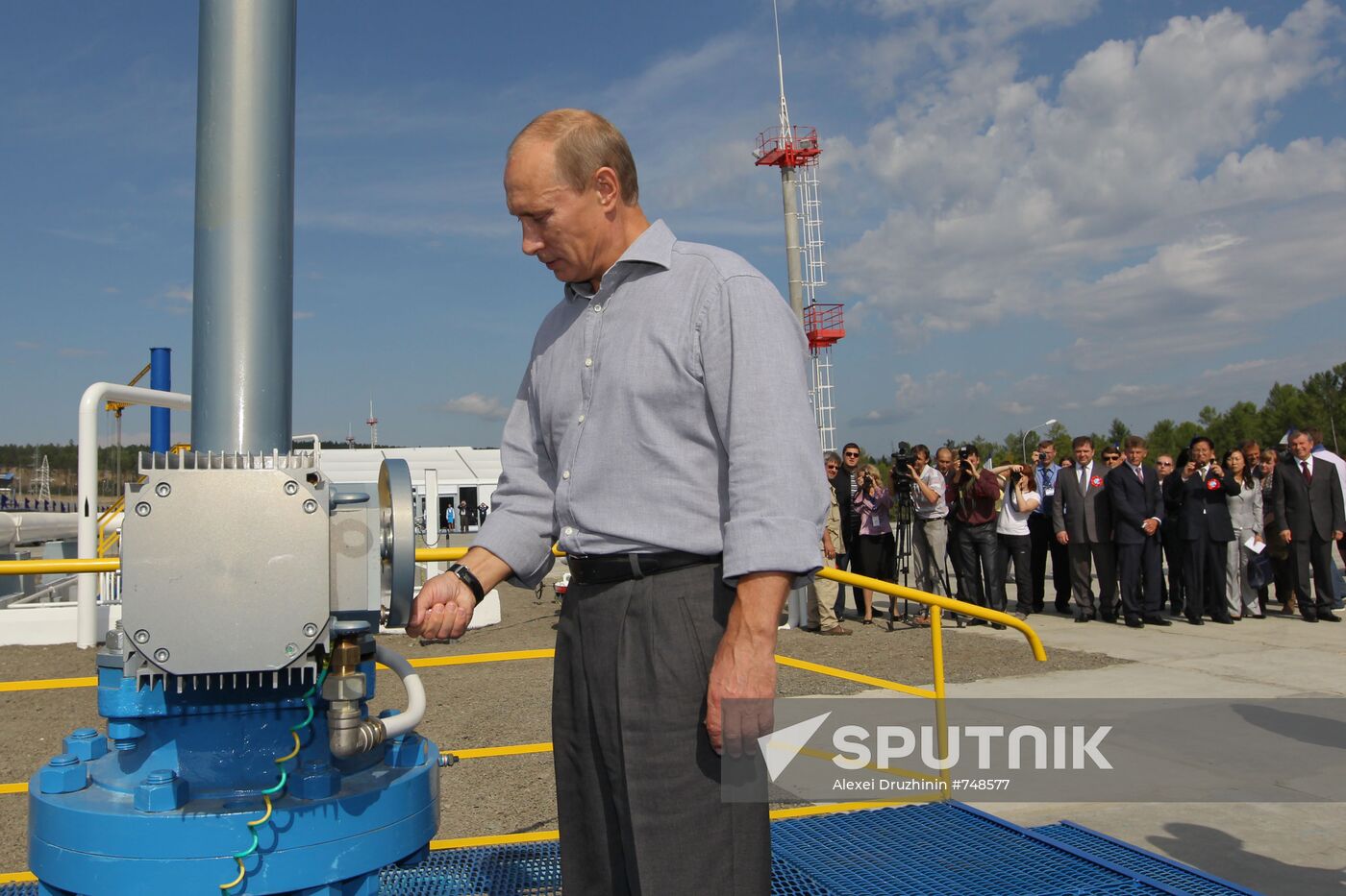 Putin opens Russian section of oil-export route to China