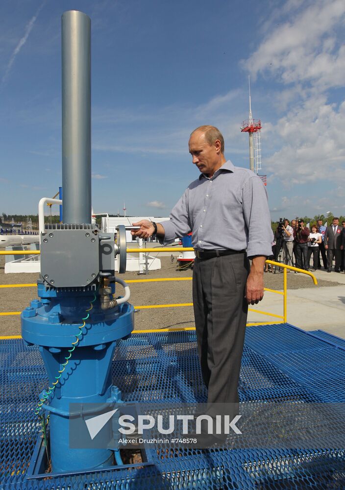 Putin opens Russian section of oil-export route to China