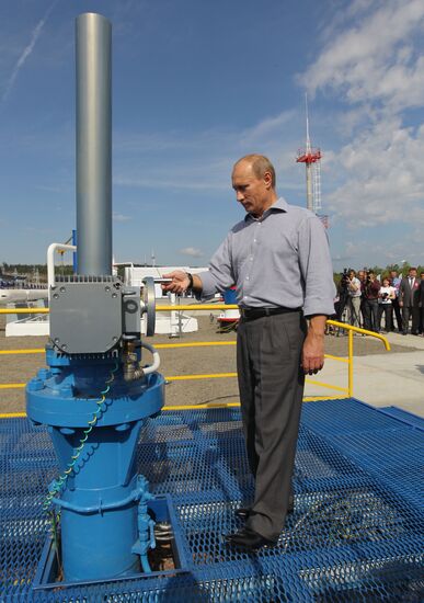 Putin opens Russian section of oil-export route to China