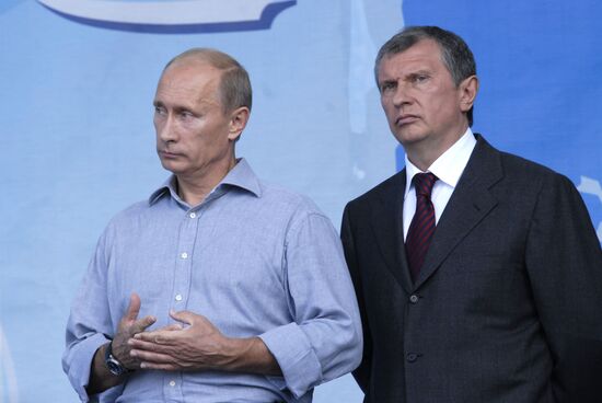 Putin opens Russian section of oil-export route to China