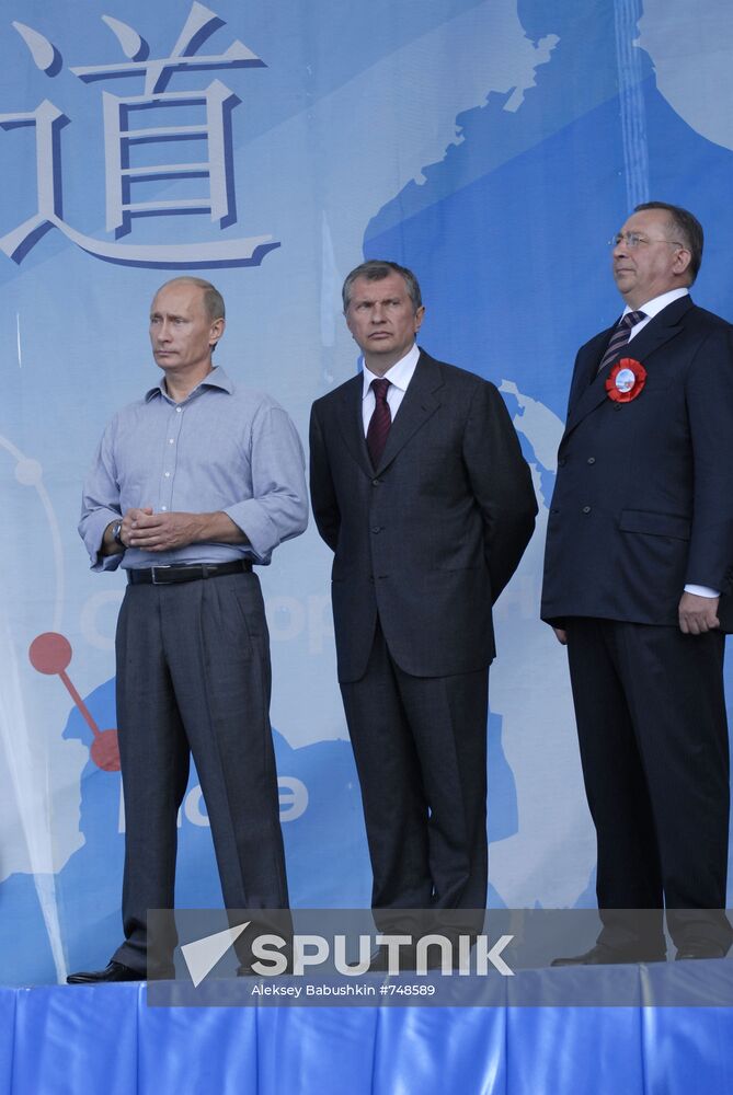 Putin opens Russian section of oil-export route to China