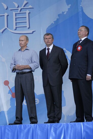 Putin opens Russian section of oil-export route to China