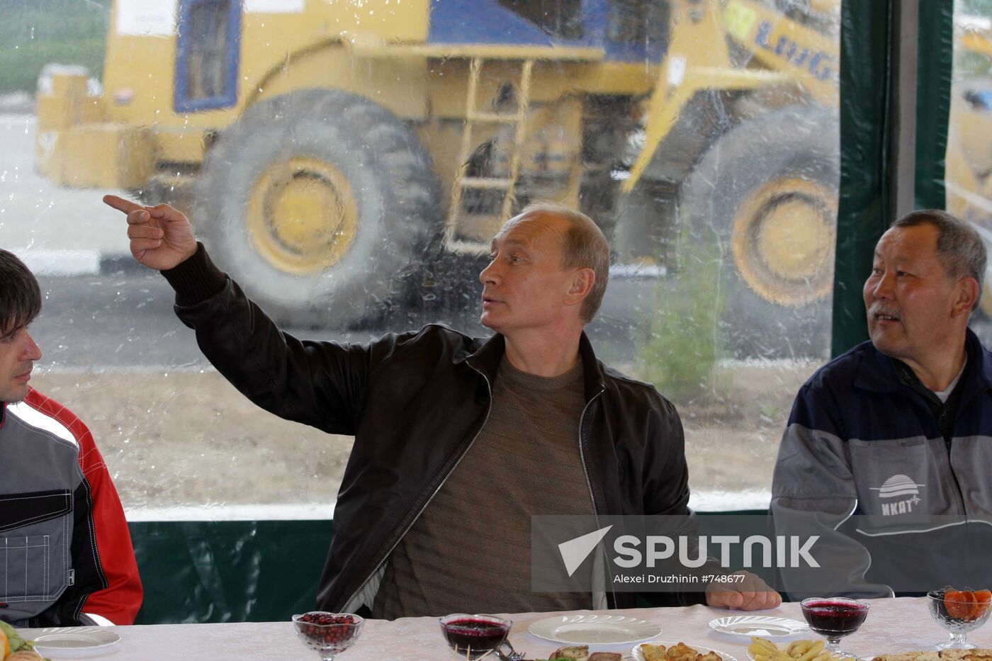 Putin mixes with Chita- Khabarovsk highway workers