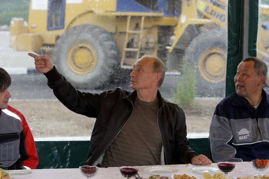 Putin mixes with Chita- Khabarovsk highway workers