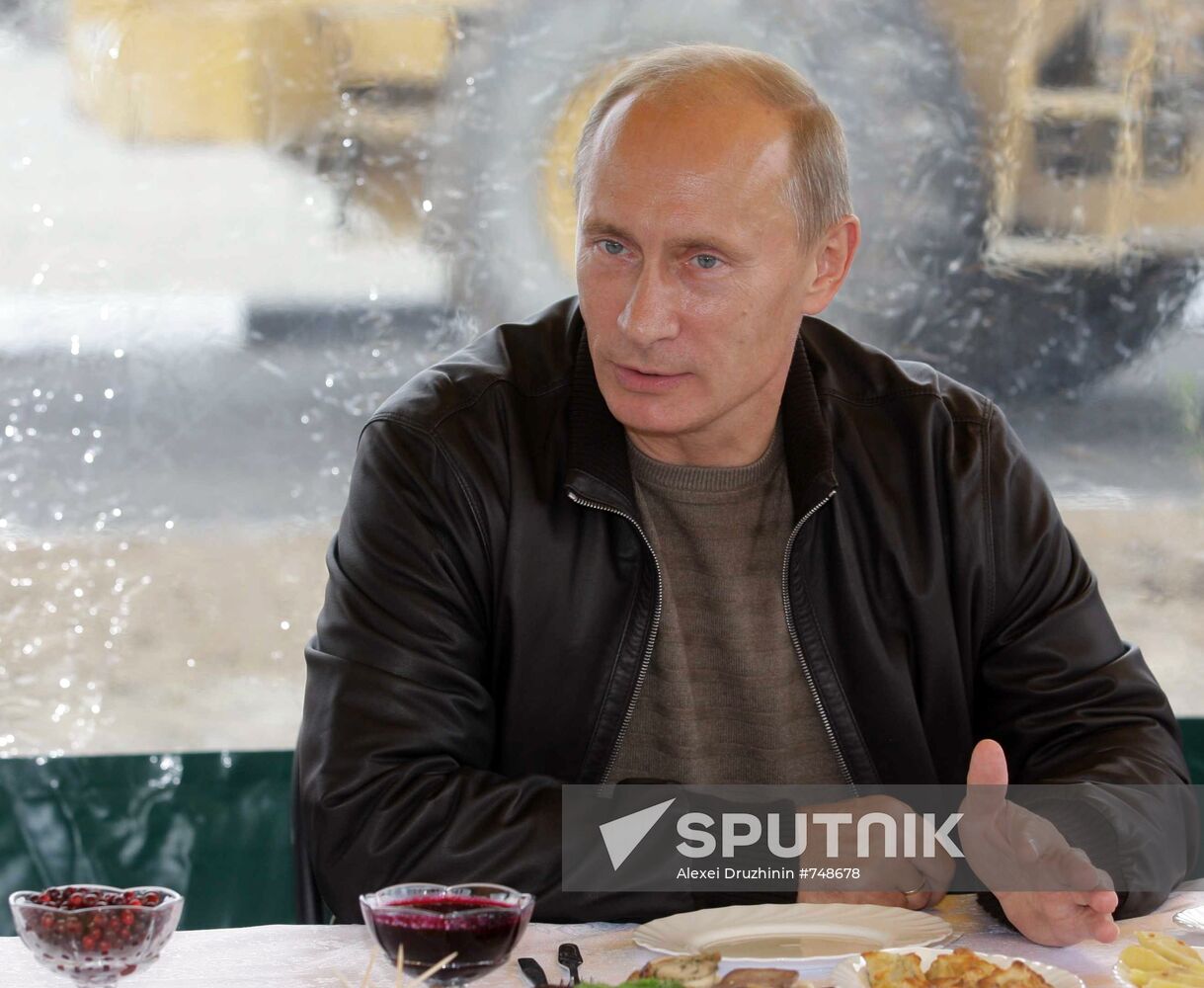 Putin mixes with Chita- Khabarovsk highway workers