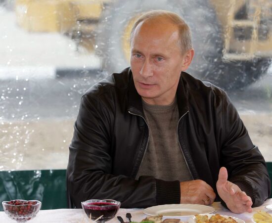 Putin mixes with Chita- Khabarovsk highway workers