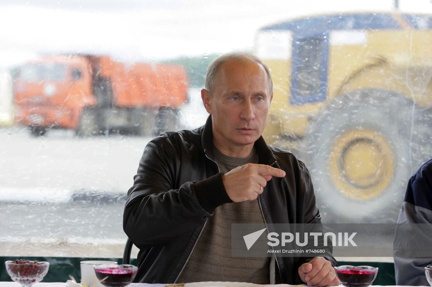 Putin mixes with Chita- Khabarovsk highway workers