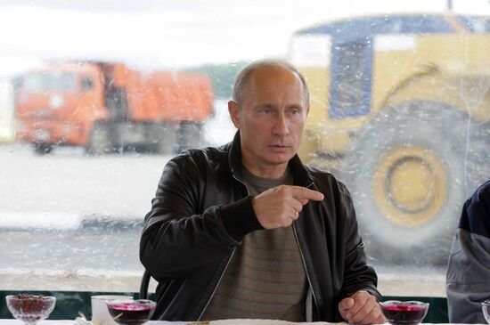 Putin mixes with Chita- Khabarovsk highway workers