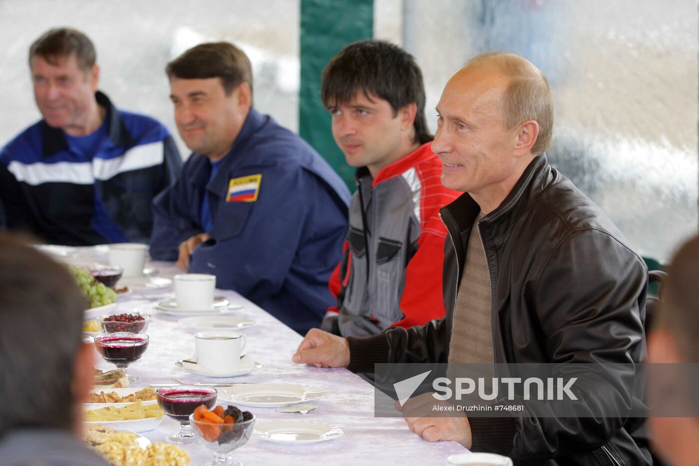 Putin mixes with Chita- Khabarovsk highway workers