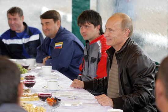 Putin mixes with Chita- Khabarovsk highway workers