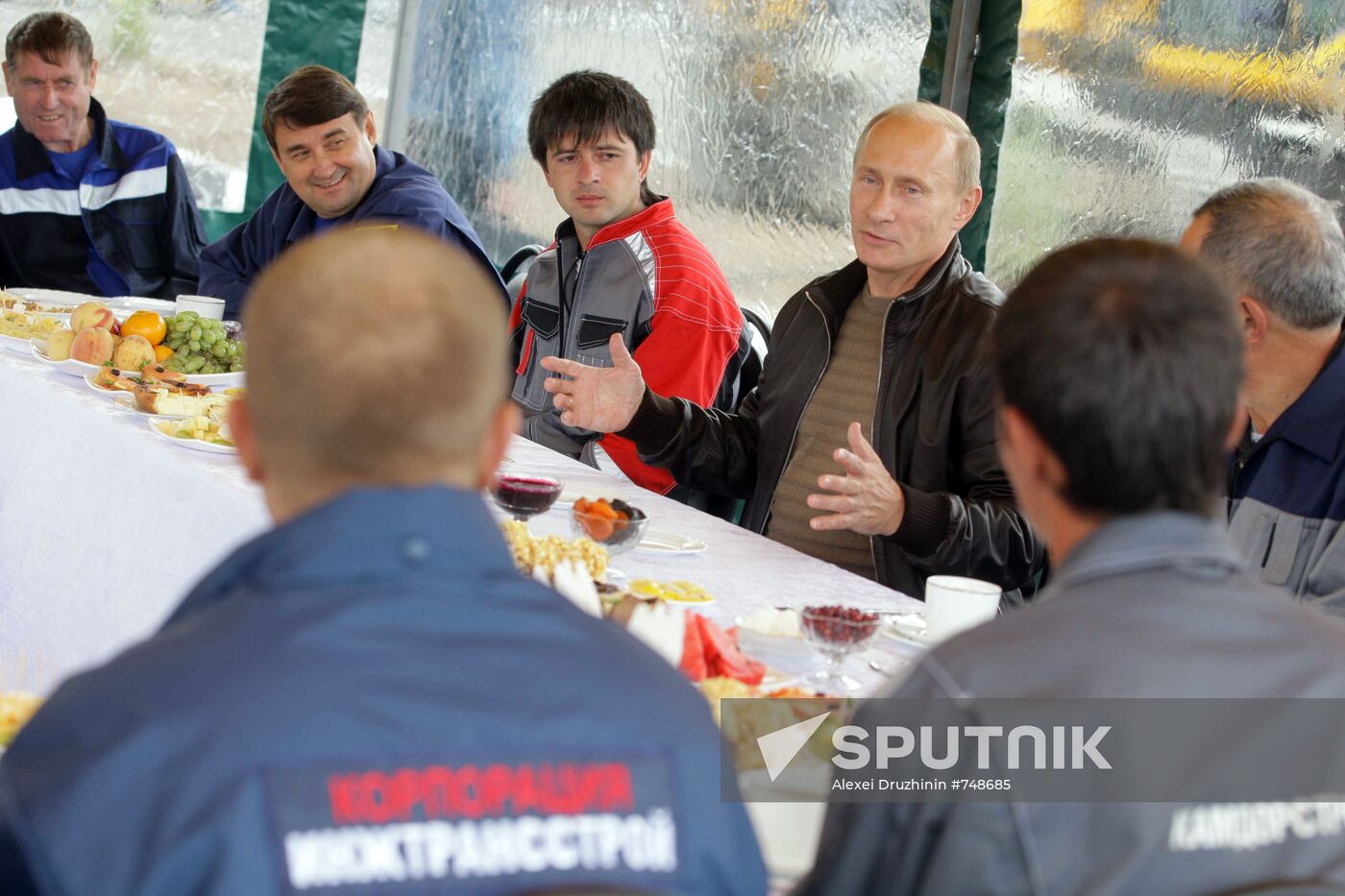 Putin mixes with Chita- Khabarovsk highway workers