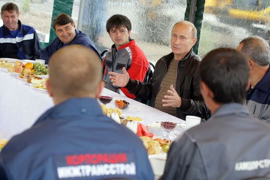 Putin mixes with Chita- Khabarovsk highway workers