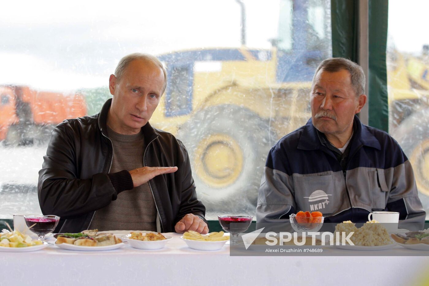 Putin mixes with Chita- Khabarovsk highway workers