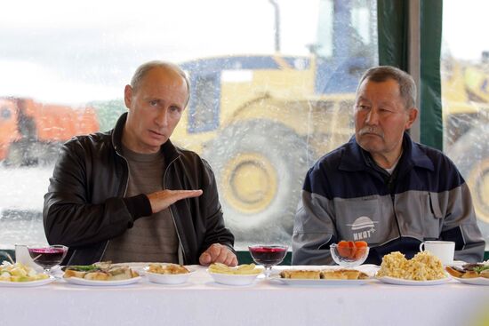 Putin mixes with Chita- Khabarovsk highway workers