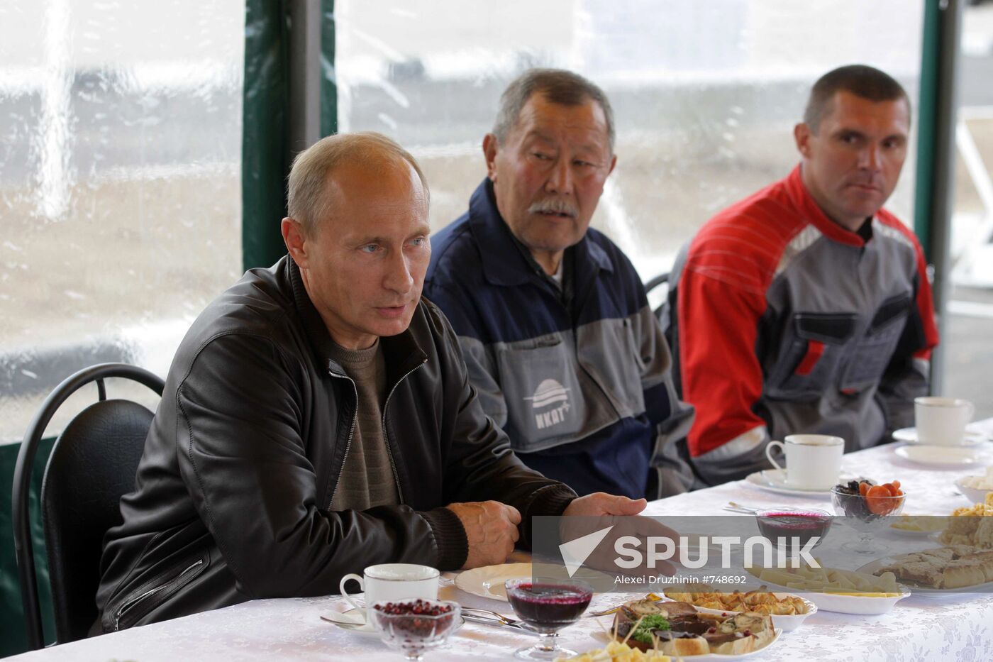 Putin mixes with Chita- Khabarovsk highway workers