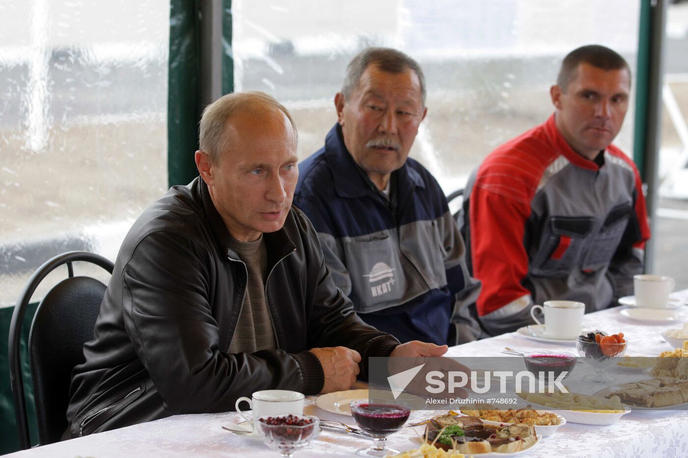 Putin mixes with Chita- Khabarovsk highway workers