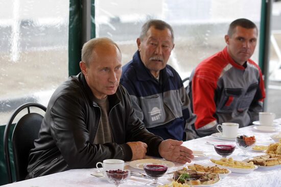 Putin mixes with Chita- Khabarovsk highway workers