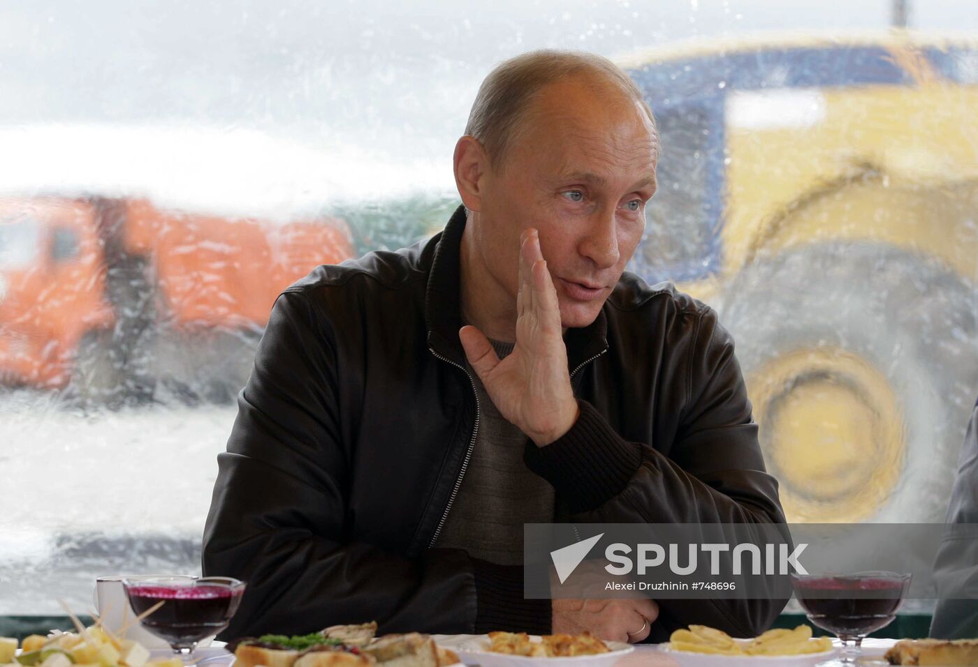 Putin mixes with Chita- Khabarovsk highway workers