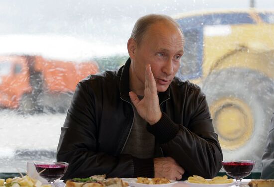 Putin mixes with Chita- Khabarovsk highway workers