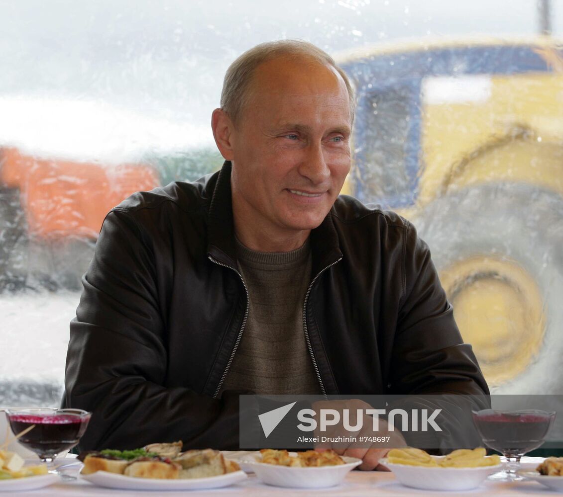Putin mixes with Chita- Khabarovsk highway workers
