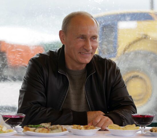 Putin mixes with Chita- Khabarovsk highway workers