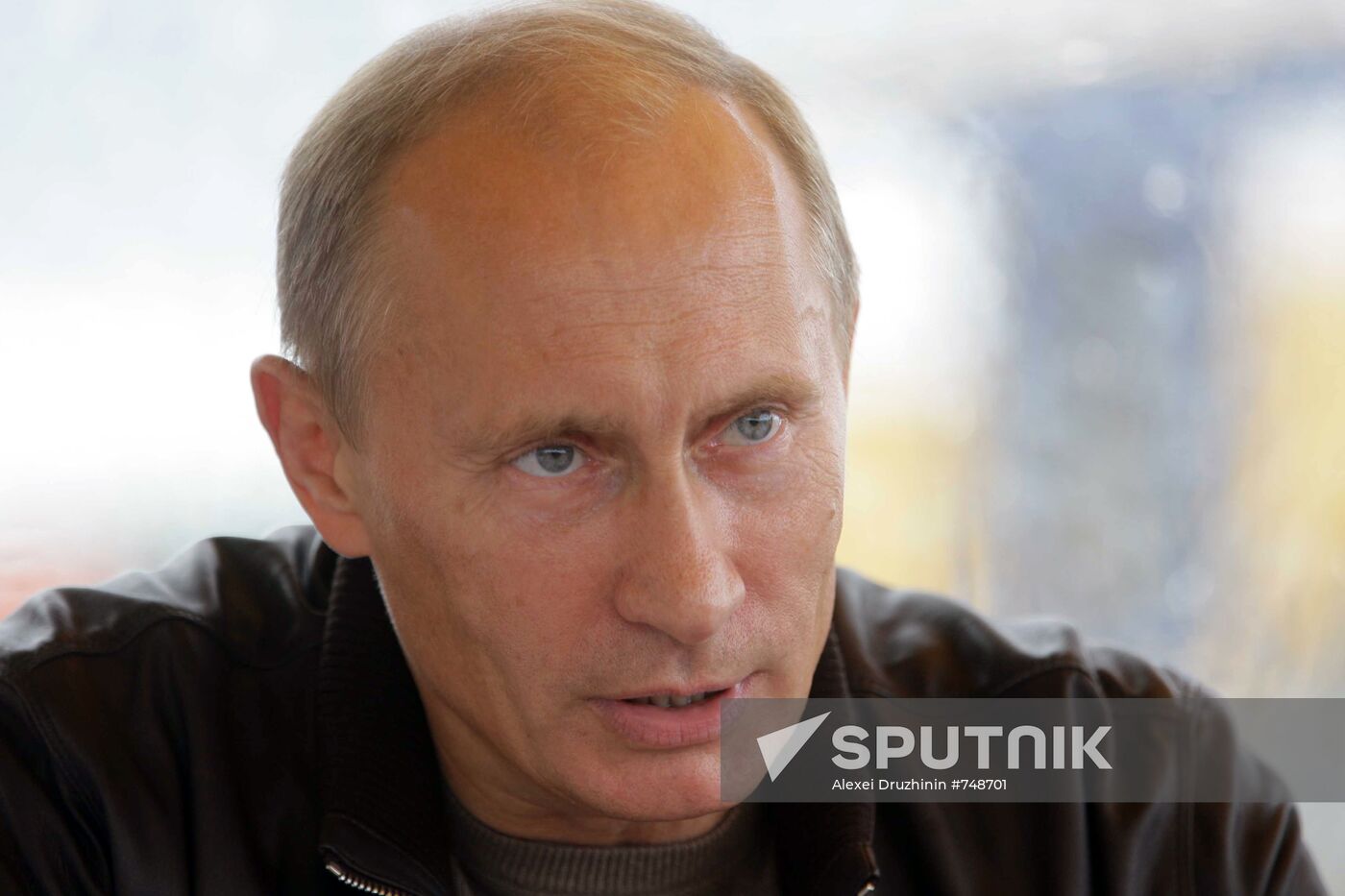 Putin mixes with Chita- Khabarovsk highway workers