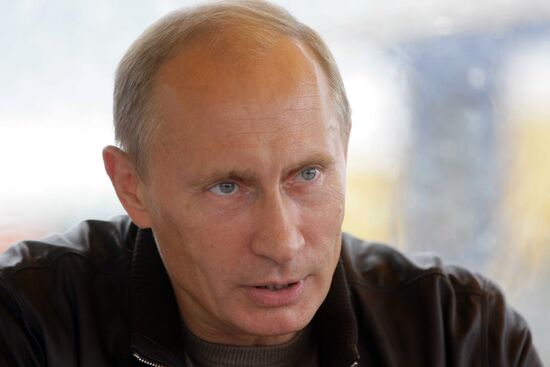 Putin mixes with Chita- Khabarovsk highway workers