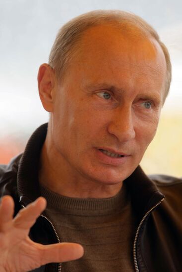 Putin mixes with Chita- Khabarovsk highway workers