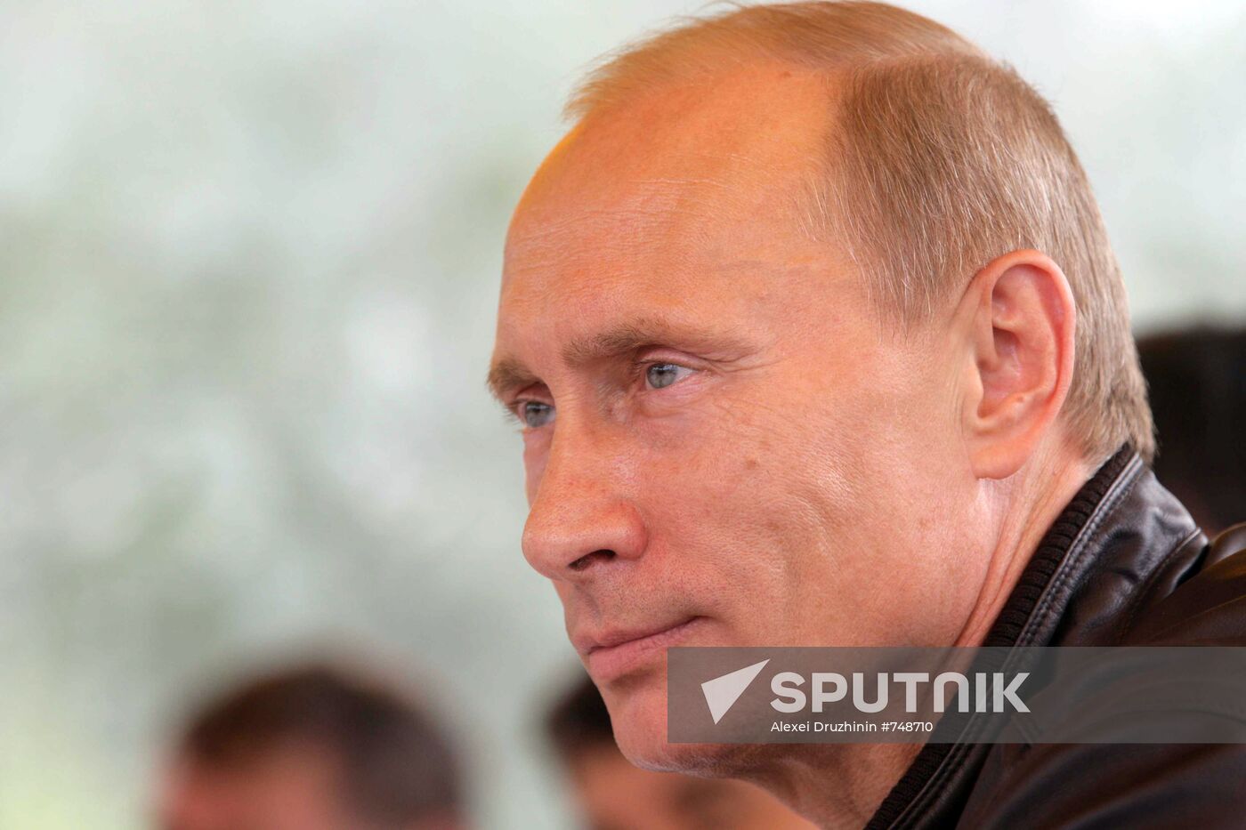 Putin mixes with Chita- Khabarovsk highway workers
