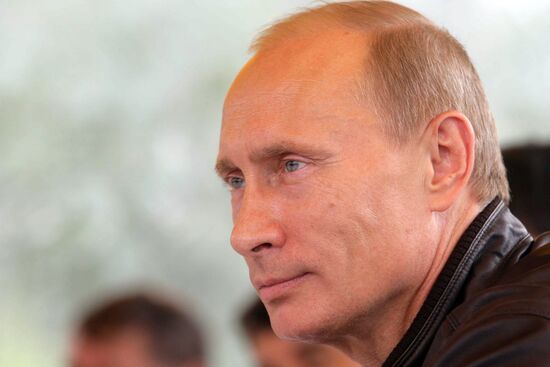 Putin mixes with Chita- Khabarovsk highway workers