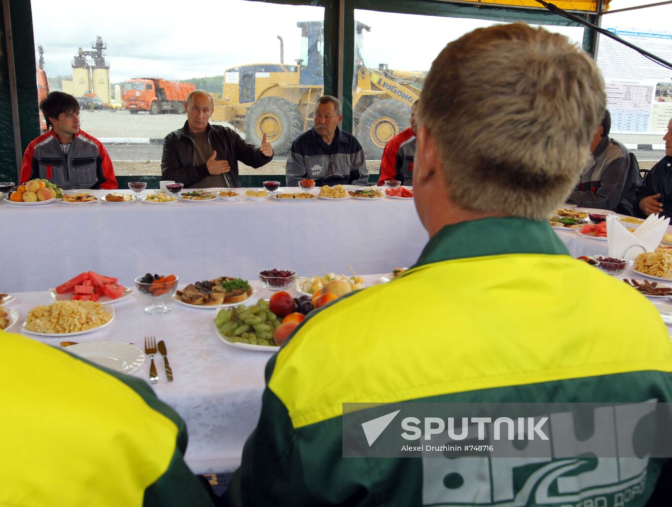 Putin mixes with Chita- Khabarovsk highway workers