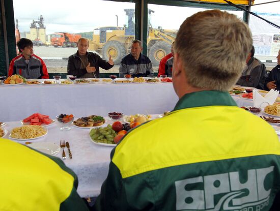 Putin mixes with Chita- Khabarovsk highway workers