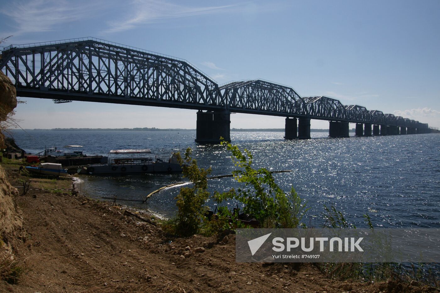 Alexandrovsky railway bridge across the Volga
