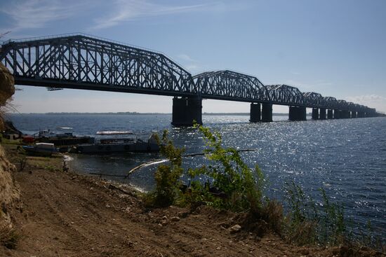 Alexandrovsky railway bridge across the Volga