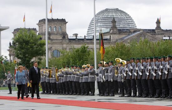 Viktor Yanukovych and Angela Merkel meet in Berlin
