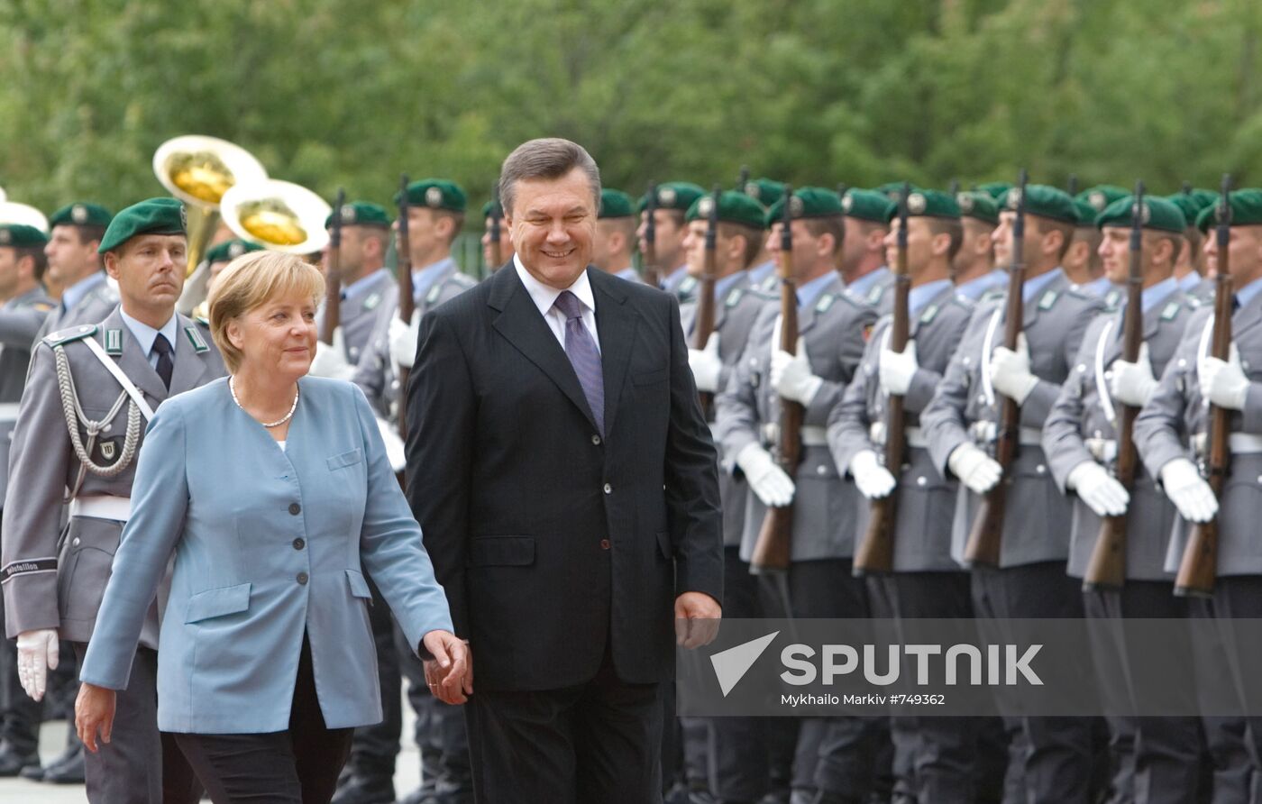 Viktor Yanukovych and Angela Merkel meet in Berlin