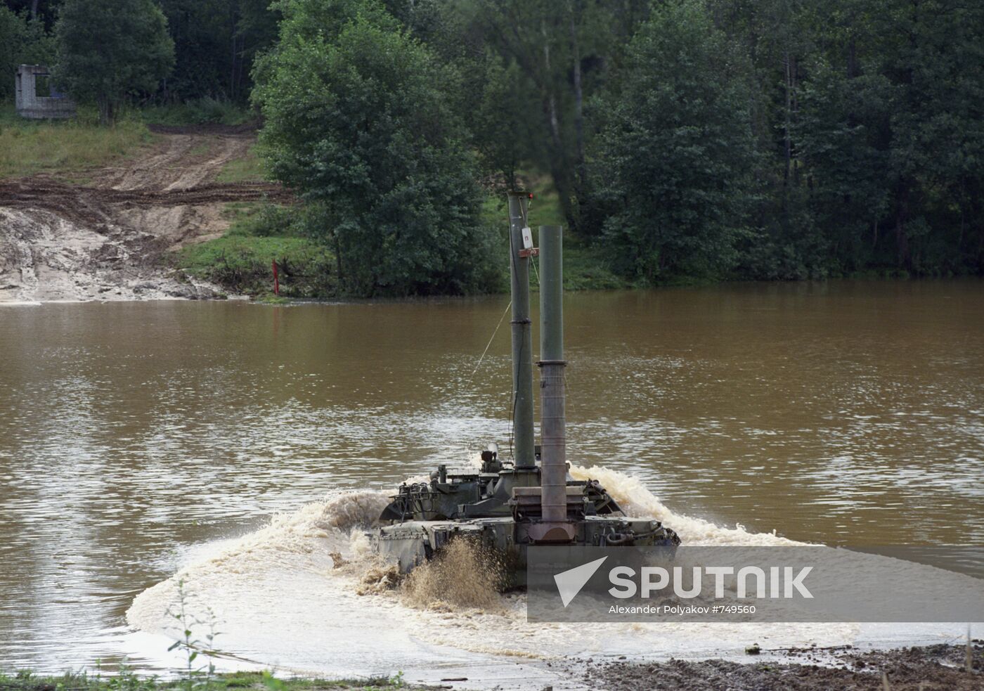 Tanks T-80 cross a lake