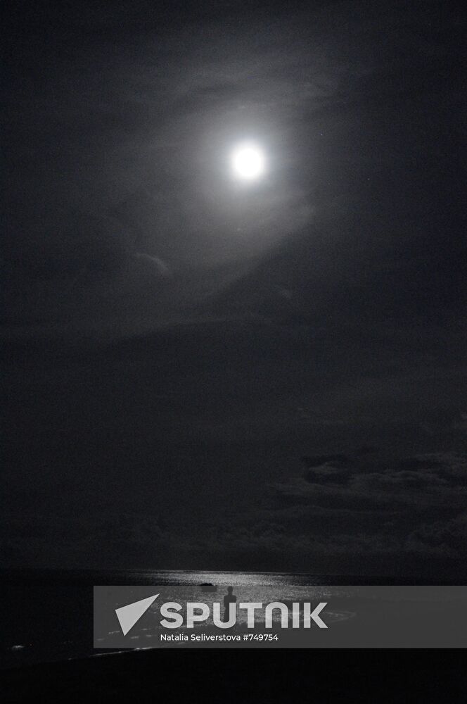 Girl on the shore of Bodhfinolhu Island