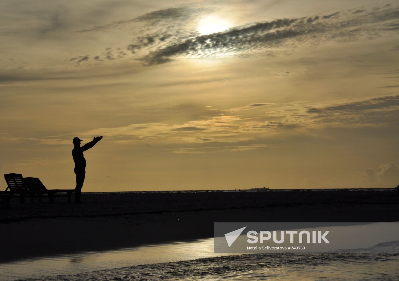 Vacationer on the shore of Bodufinolhu Island