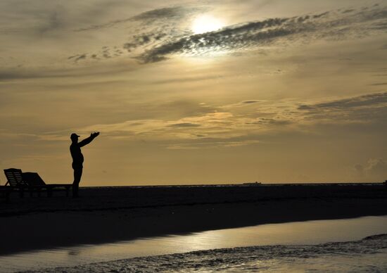 Vacationer on the shore of Bodufinolhu Island