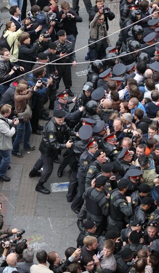 Participants in unauthorized rally in Moscow