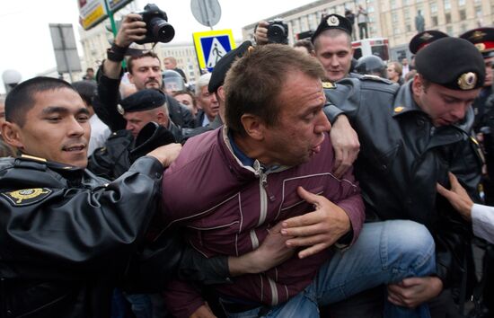 Participants of rally in support of article 31 of Constitution