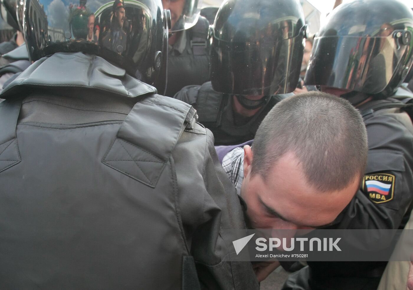 Participants in unauthorized rally in St. Petersburg detained