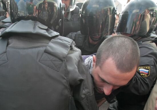 Participants in unauthorized rally in St. Petersburg detained