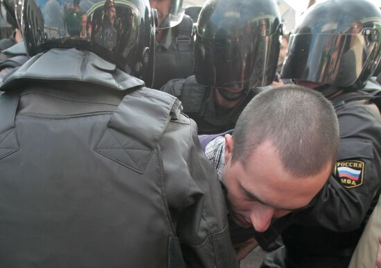 Participants in unauthorized rally in St. Petersburg detained