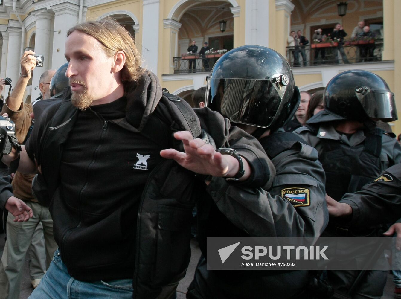Participants in unauthorized rally in St. Petersburg detained
