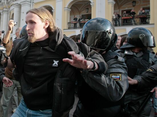 Participants in unauthorized rally in St. Petersburg detained