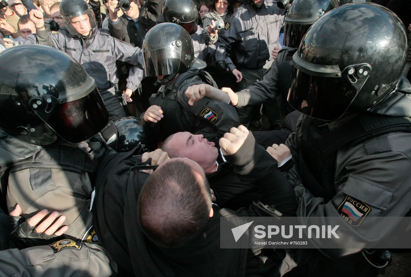 Participants in unauthorized rally in St. Petersburg detained