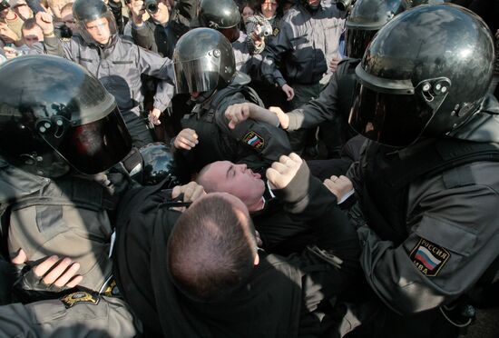 Participants in unauthorized rally in St. Petersburg detained